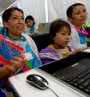 Крестьяне мексиканской провинции Веракруз учатся пользоваться имейлом, Скайпом и интернет-поиском.