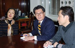 Наталья Ан, Ю Чжон Пиль и переводчик посольства республики Корея в Москве Чон Юн Хи